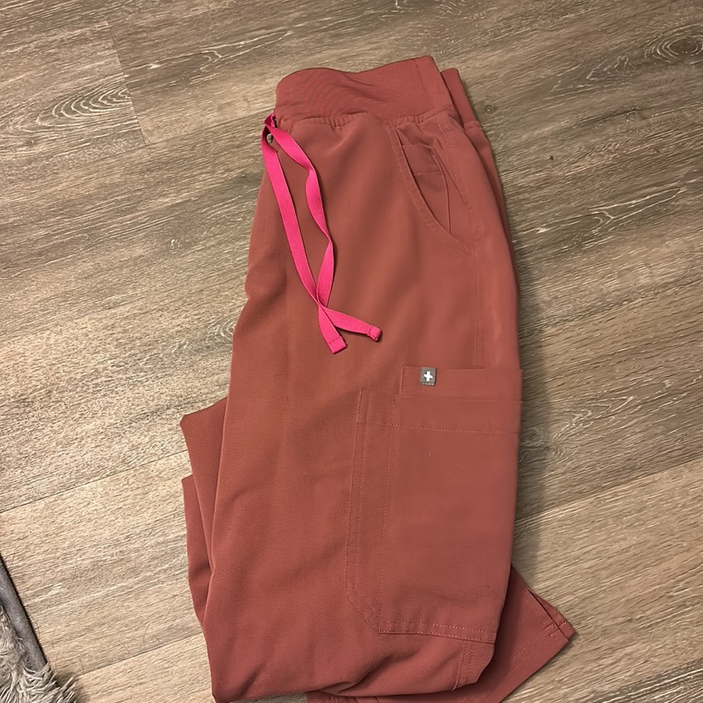 Figs Women's Scrub Set in Pink - Picture 4 of 4